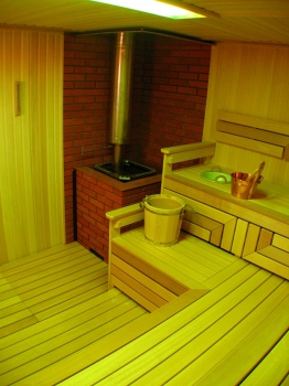 Русская баня со сложным потолочным светильником.