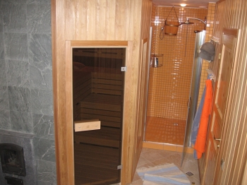 Предбанник в русской бани с душем и обливным устройством.